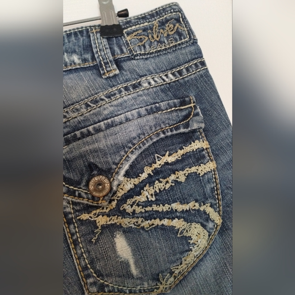 Maurices distressed jeans with detailed pockets
